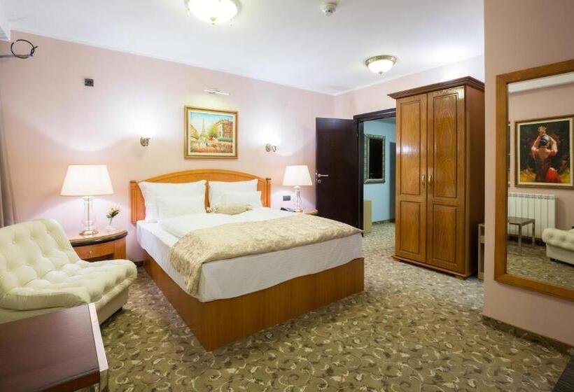 سوییت جونیور, Sterling Garni