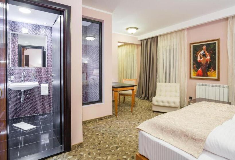 سوییت جونیور, Sterling Garni