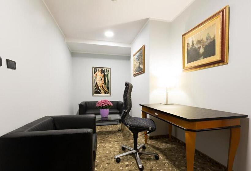 سوییت جونیور, Sterling Garni