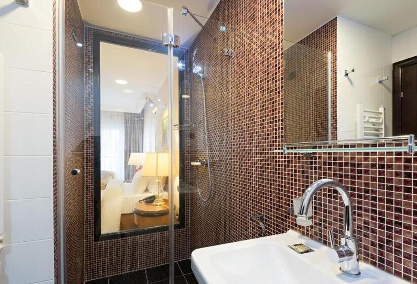 سوییت جونیور, Sterling Garni