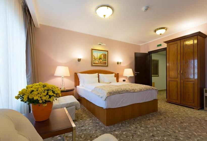 سوییت جونیور, Sterling Garni