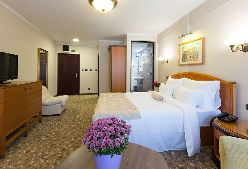 اتاق لوکس با تخت بزرگ, Sterling Garni