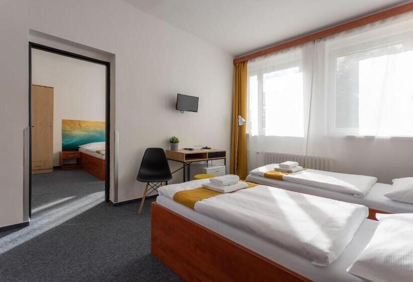 חדר סטנדרט לארבעה, Amity