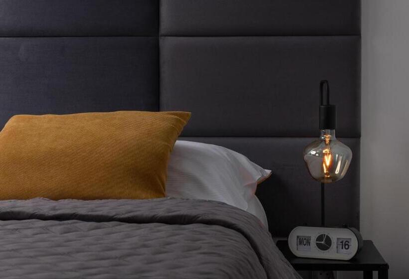 חדר קומפורט, Amity