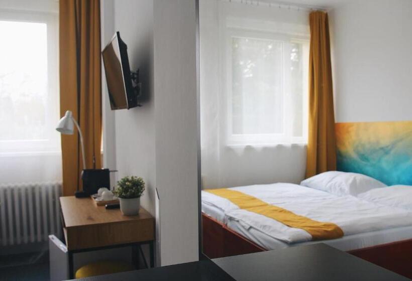 חדר משפחתי, Amity