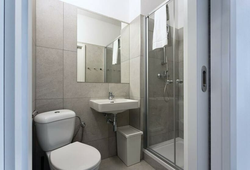 חדר משפחתי, Amity