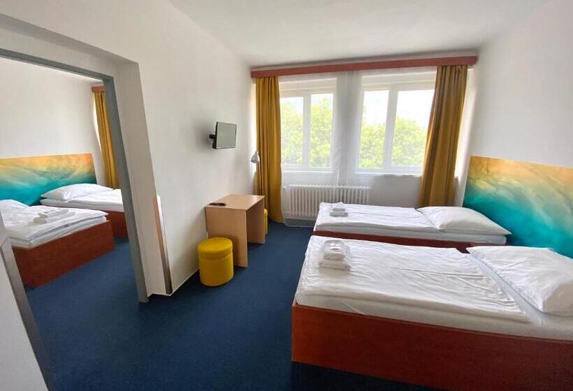 חדר סטנדרט לארבעה, Amity