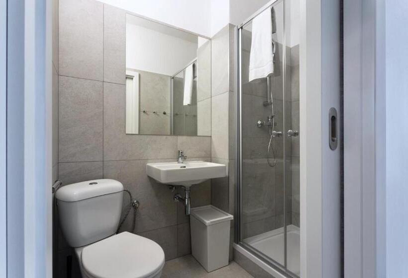 חדר סטנדרט לארבעה, Amity