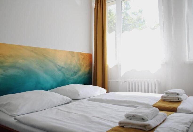 חדר סטנדרט לארבעה, Amity