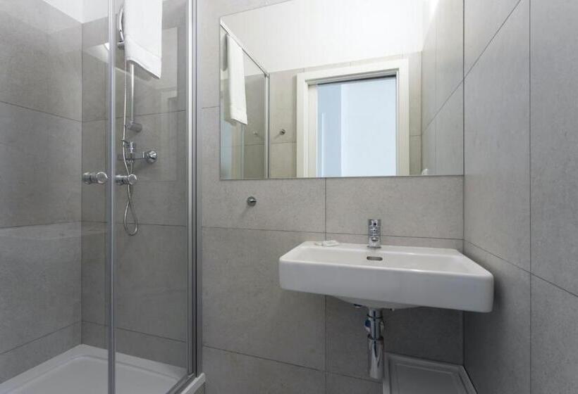 חדר משפחתי, Amity