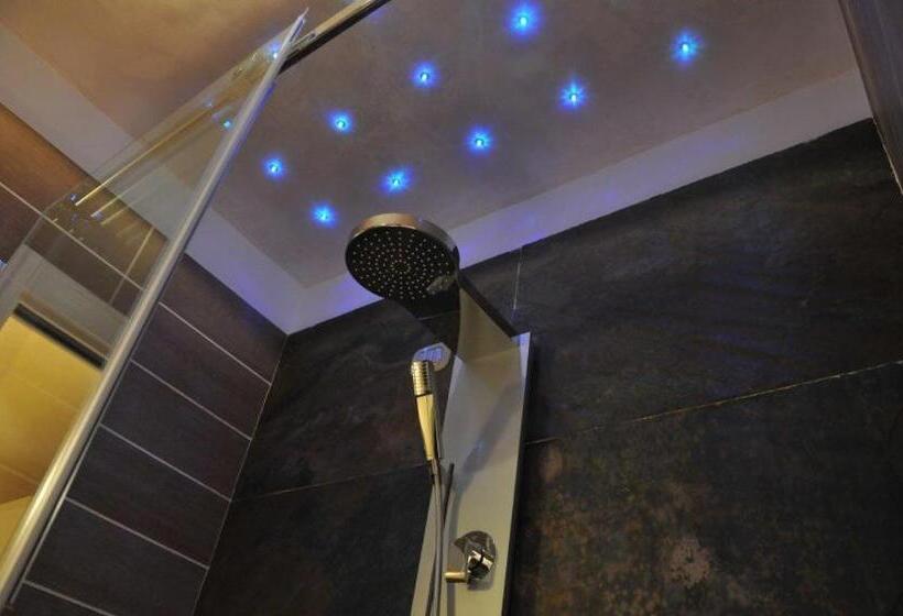 סוויטה עם מרפסת, I Rocchi