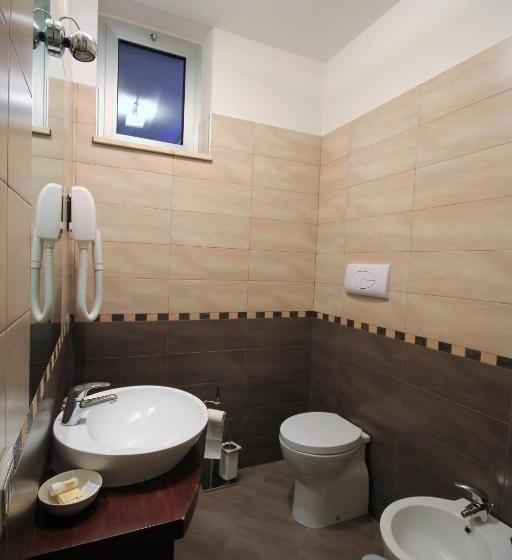 חדר סטנדרט לשלושה, I Rocchi