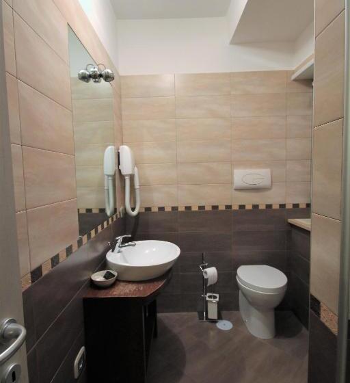 חדר סטנדרט לשלושה, I Rocchi