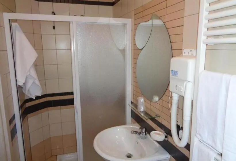 Standard Kolmen Hengen Huone, Airone