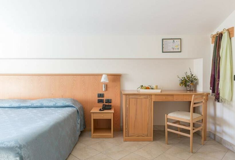 اتاق استاندارد سه نفره, Albergo Il Giardino Del Rio