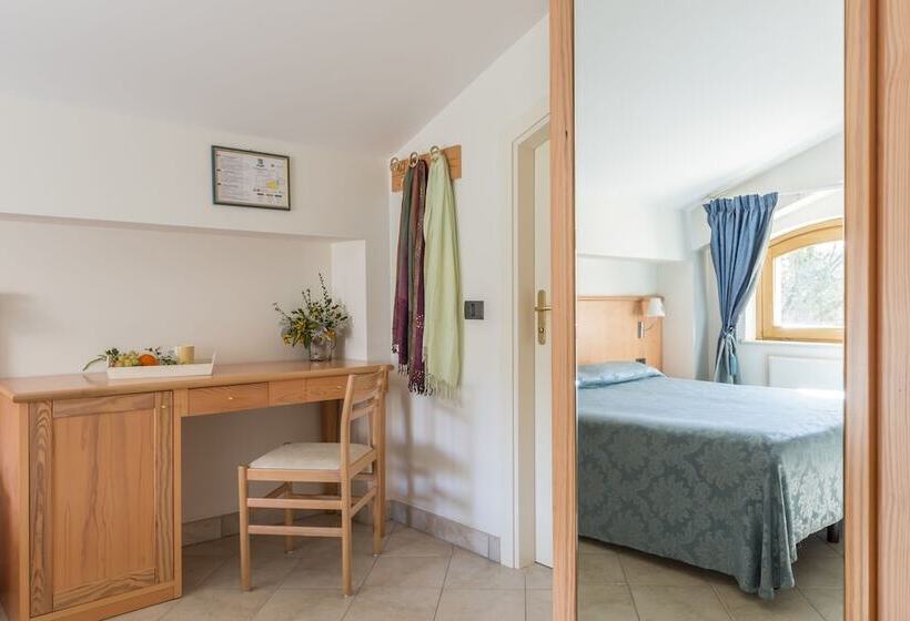 اتاق استاندارد چهار تخته, Albergo Il Giardino Del Rio