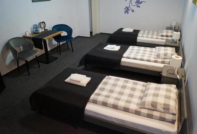 اتاق استاندارد سه نفره, Rj