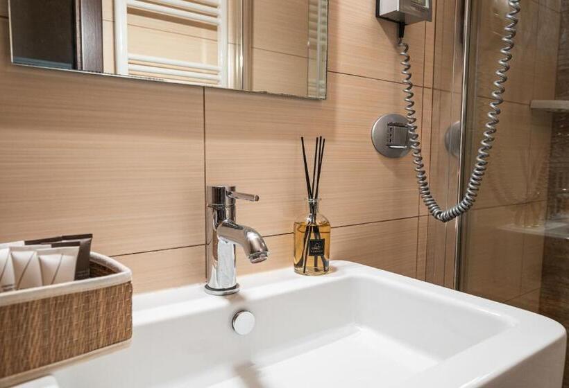 جناح عائلي, La Lisca