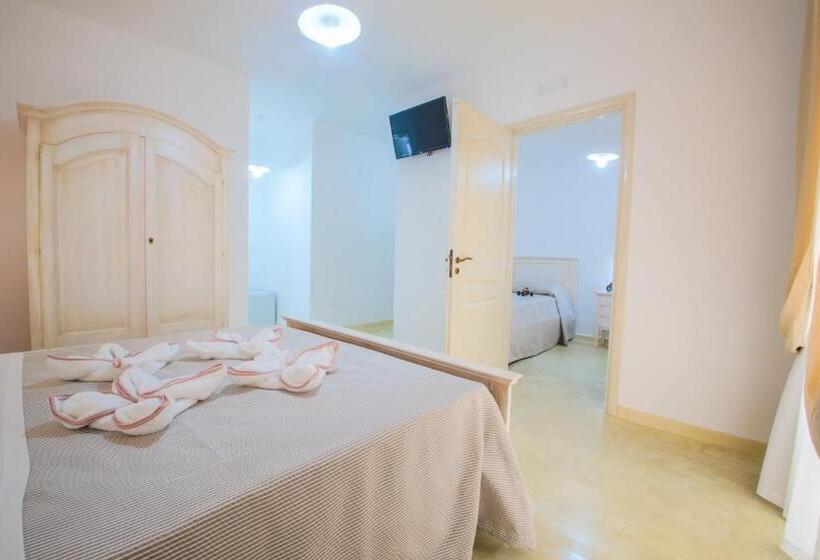 חדר סטנדרט לשלושה, Blue And Blue