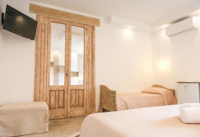 חדר סטנדרט לשלושה, Blue And Blue