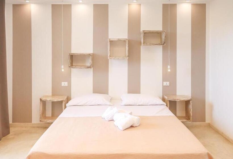 חדר סטנדרט לשלושה, Blue And Blue