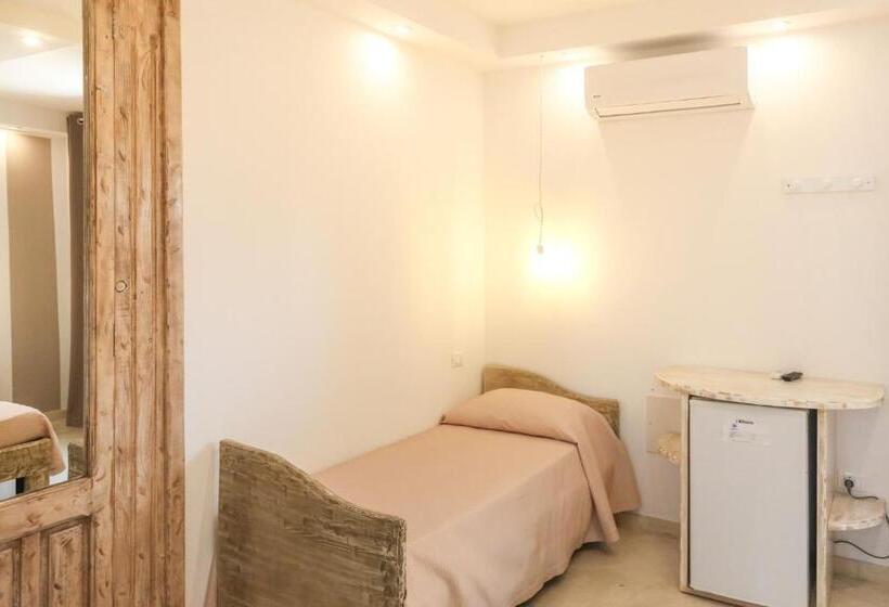 חדר סטנדרט לארבעה, Blue And Blue