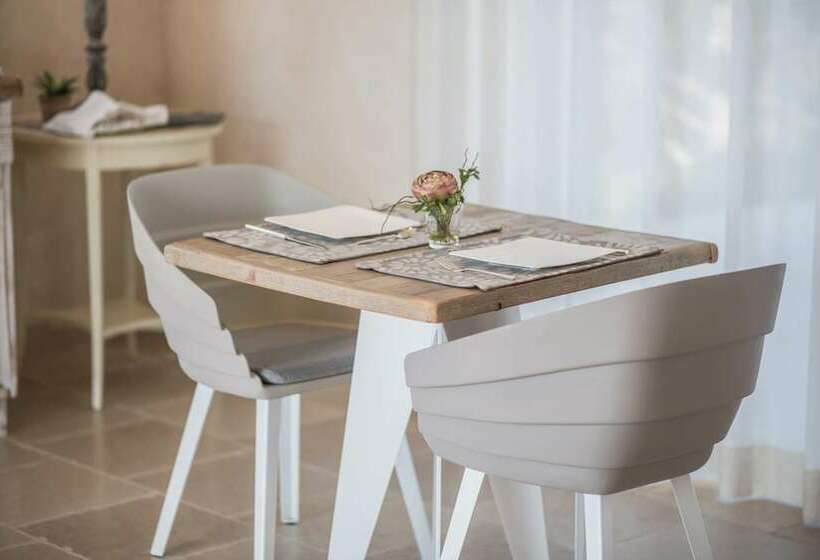 חדר דלוקס נוף לגינה, Le Scuderie  Castello Monaci