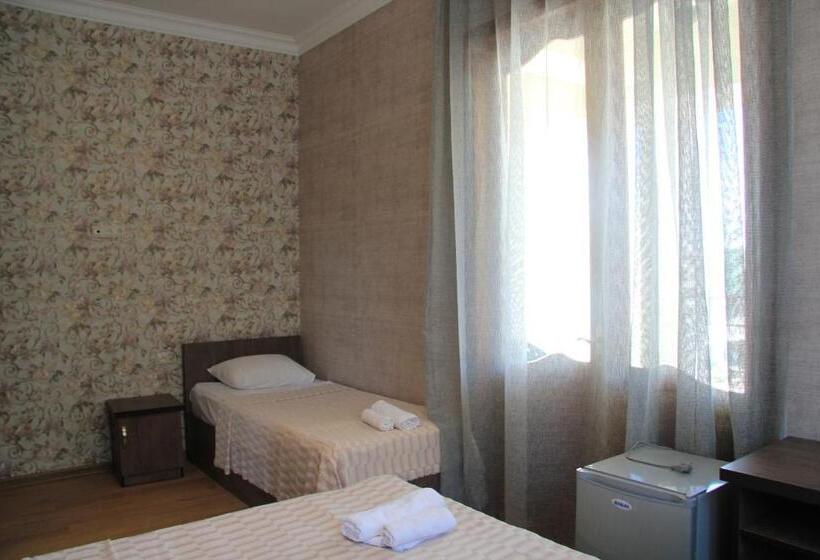 اتاق استاندارد سه تخته با بالکن, Chero