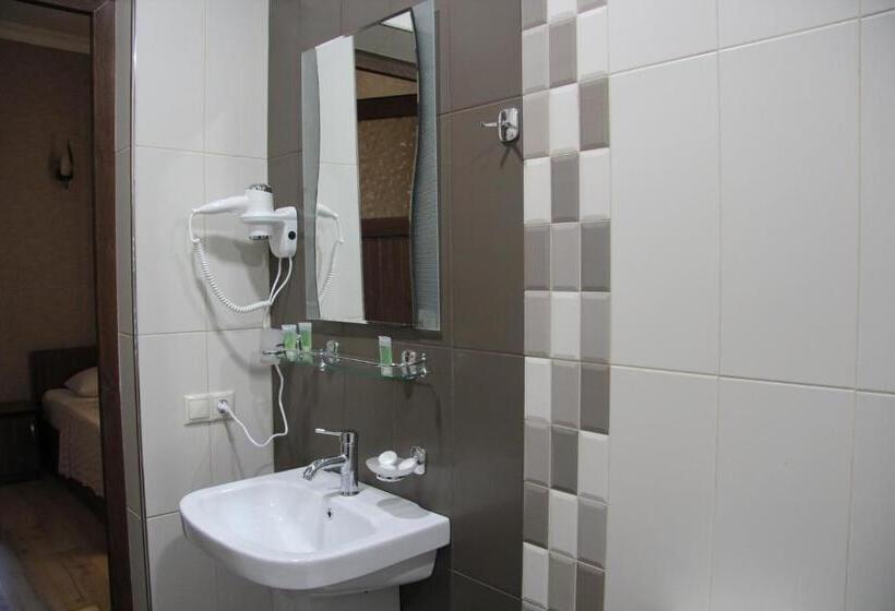 اتاق استاندارد سه تخته با بالکن, Chero