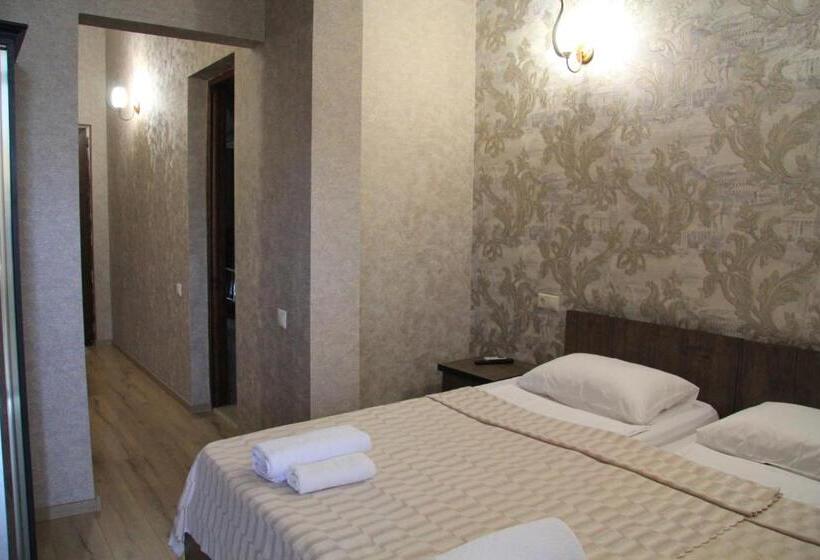 اتاق استاندارد سه تخته با بالکن, Chero