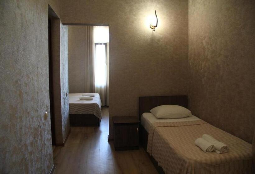 اتاق استاندارد سه تخته با بالکن, Chero