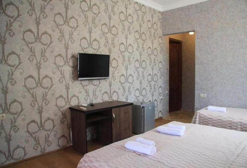 اتاق استاندارد سه تخته با بالکن, Chero