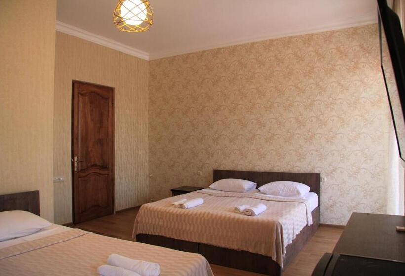 اتاق استاندارد چهارنفره با بالکن, Chero