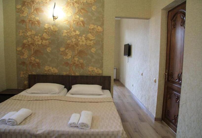 اتاق استاندارد چهارنفره با بالکن, Chero