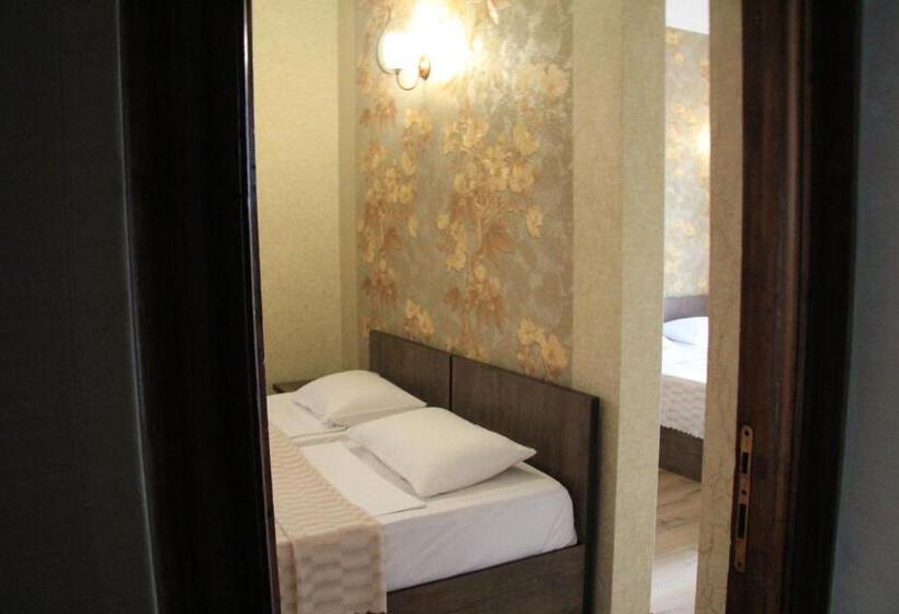 اتاق استاندارد چهارنفره با بالکن, Chero