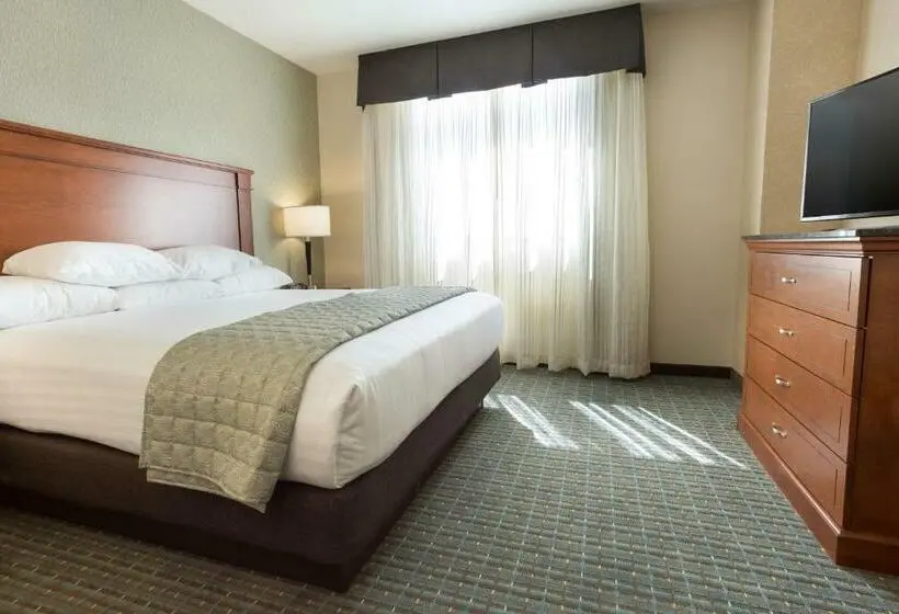 キングサイズベッドのスイートルーム, Drury Inn & Suites Burlington