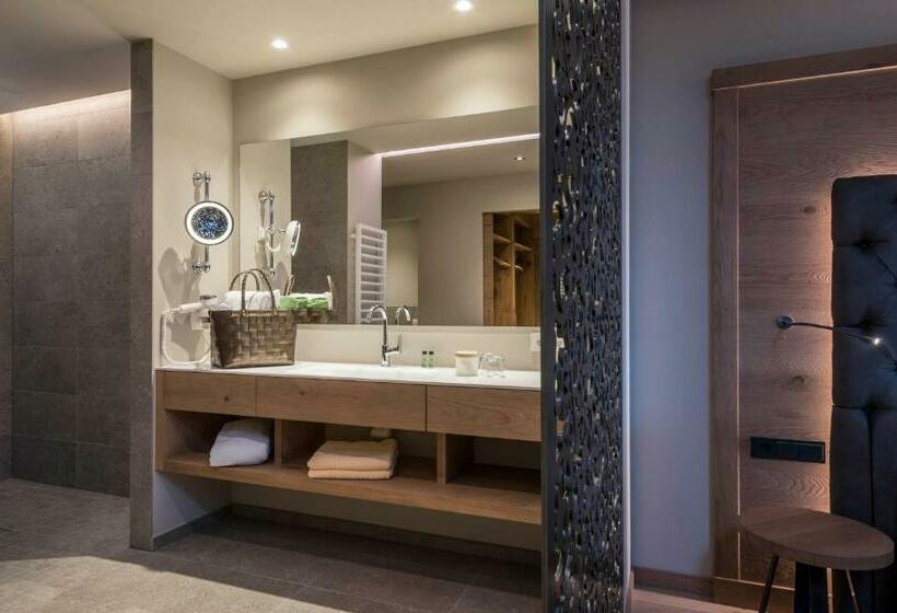 Полулюкс Вид на Горы, Madonna