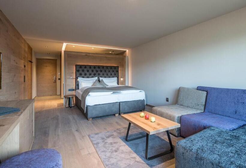 Полулюкс с Балконом, Madonna