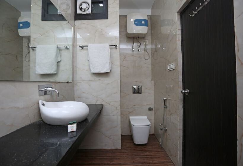 חדר סטנדרט, O Samrat