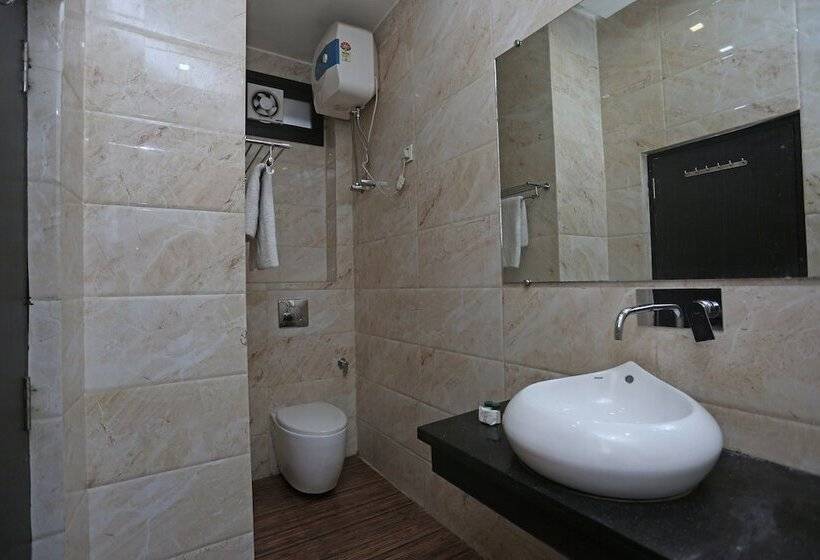 חדר סטנדרט, O Samrat