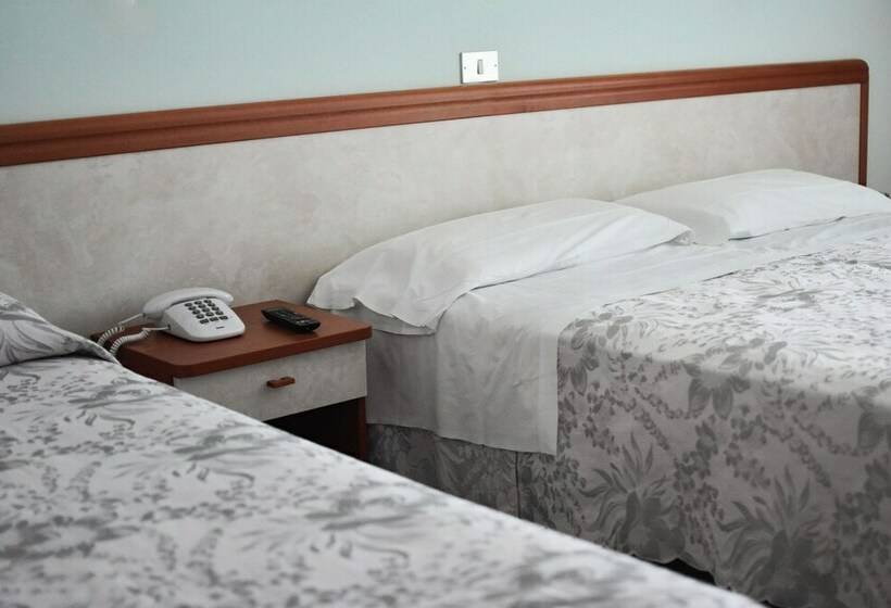 Номер Стандарт Трехместный, Universal