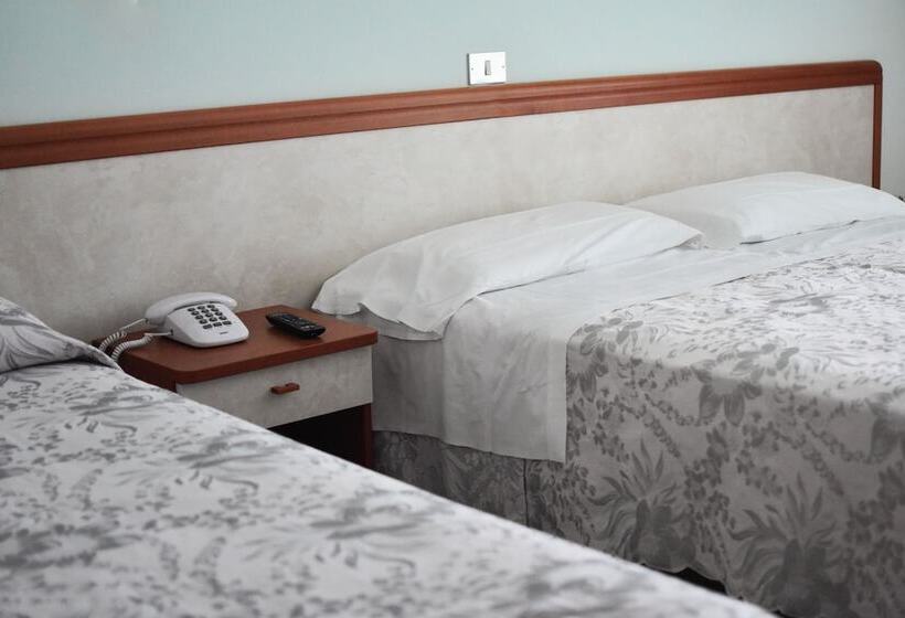 Номер Стандарт Трехместный, Universal