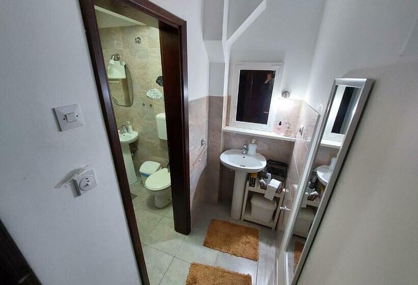 تختخواب در اتاق مشترک, Hostelche Guest House