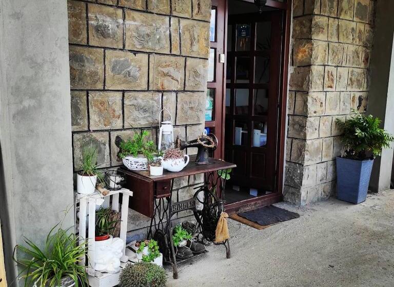 اتاق استاندارد چهار تخته, Hostelche Guest House