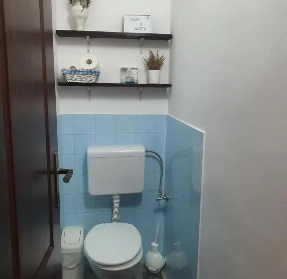 اتاق استاندارد با سرویس بهداشتی مشترک, Hostelche Guest House