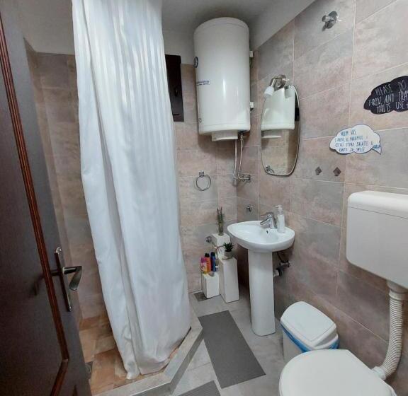 اتاق استاندارد با سرویس بهداشتی مشترک, Hostelche Guest House