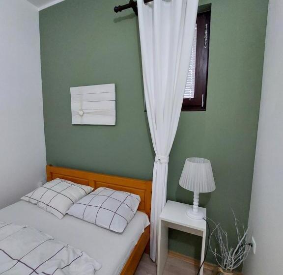 اتاق استاندارد با سرویس بهداشتی مشترک, Hostelche Guest House