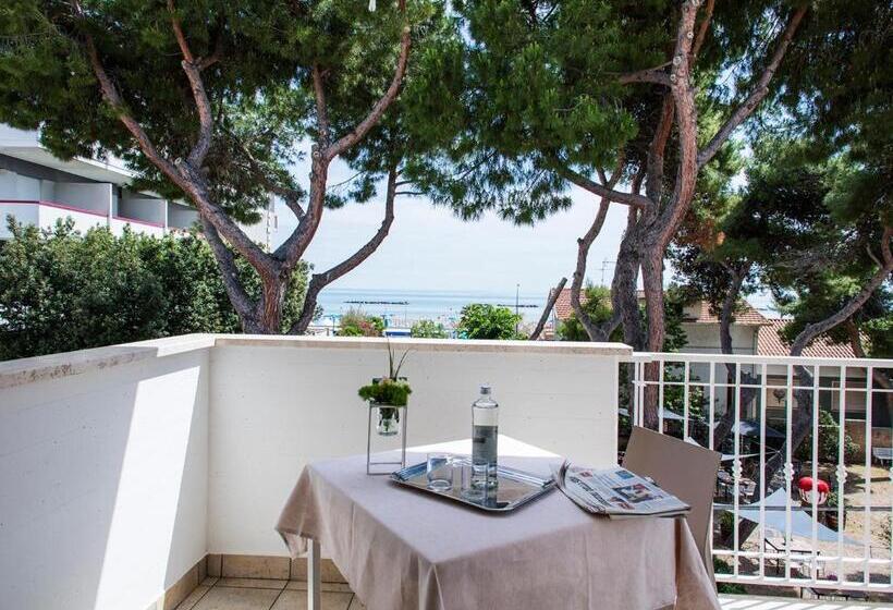 غرفة قياسية ثلاثية, Mane Boutique