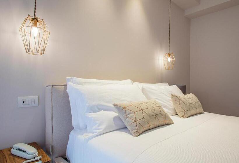 غرفة قياسية ثلاثية, Mane Boutique