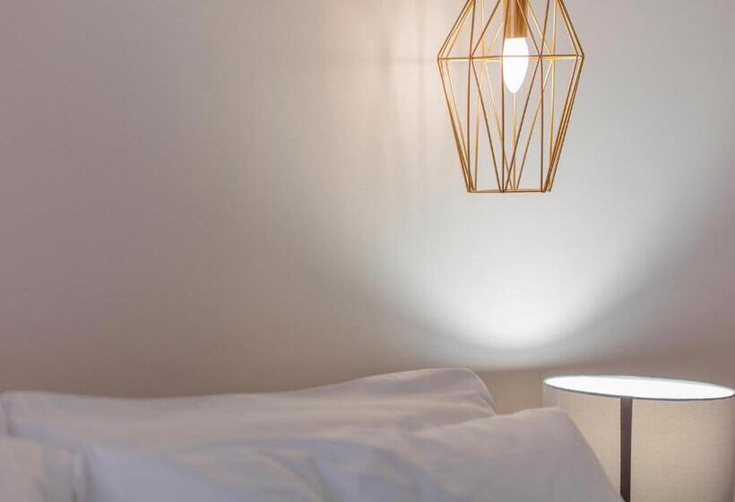 غرفة قياسية ثلاثية, Mane Boutique